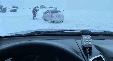 Erzurum'da araçlar karlı yolda kaldı, offroadçular yardıma koştu