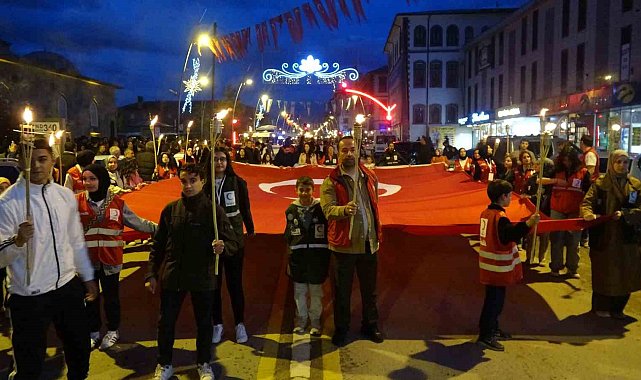 Erzurum'da gençlerden meşaleli yürüyüş