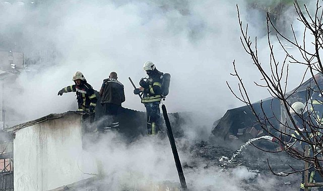 Erzurum'da korkutan çatı yangın