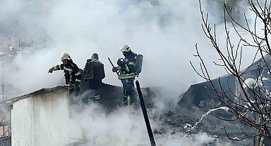 Erzurum'da korkutan çatı yangın