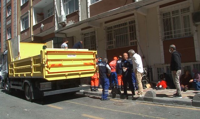 Esenler'de zihinsel engelli kızıyla birlikte yaşayan yaşlı kadının evinden ile 4 ton çöp çıktı