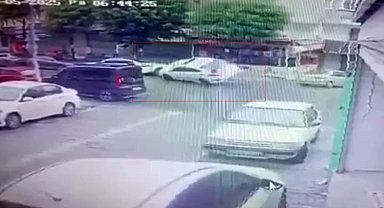 Esenyurt'ta direksiyon hakimiyetini kaybeden sürücü park halindeki 2 otomobilin üzerine çıktı