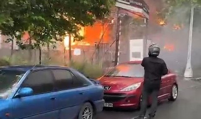 Esenyurt'ta kafede yangın çıktı, alevler binaya ve markete sıçradı