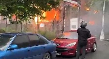 Esenyurt'ta kafede yangın çıktı, alevler binaya ve markete sıçradı