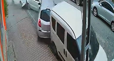 Esenyurt'ta kontrolden çıkan otomobil park halindeki araçlara çarptı