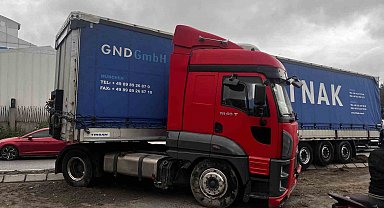 Esenyurt'ta kontrolden çıkan tır PTS direğine çarptı