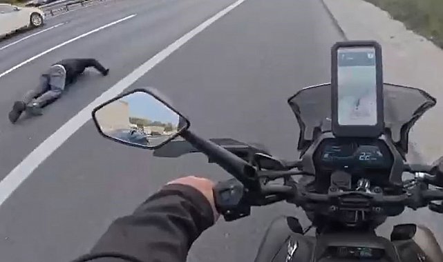 Esenyurt'ta motosiklet arızalanarak emniyet şeridinde duran kamyonete çarptı: 1 ağır yaralı