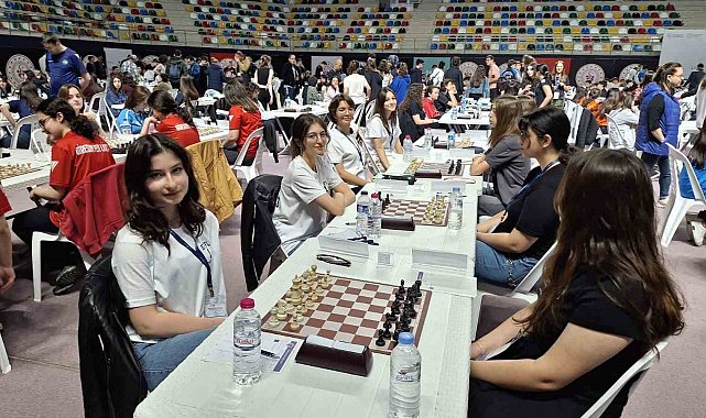 Eskişehir 'Fatih Fen Lisesi Kız Satranç Takımı'nın büyük başarısı