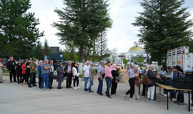 Eskişehir Büyükşehir Belediyesi'nden duygulandıran çiçek jesti