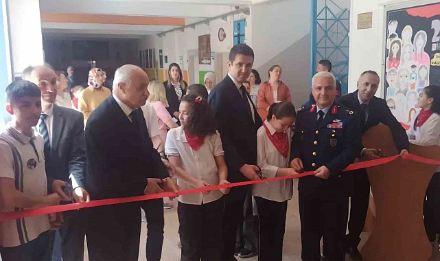 Eskişehir Orgeneral Halil Sözer Ortaokulu'nda 'Atatürk Çocukları Çok Severdi' isimli resim ve fotoğraf sergisi