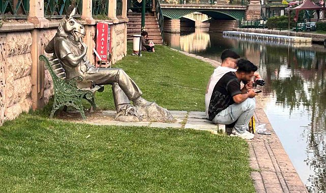 Eskişehir'de trajikomik kare: 'Çekirdek Çitleyen Eşek'in önünde çekirdek çitlediler