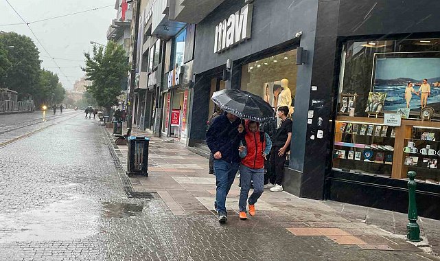 Eskişehir'de yağmur vatandaşlara zor anlar yaşattı