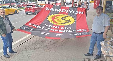 Esnaf kendi imkanlarıyla dev Eskişehirspor bayrağı yaptırdı