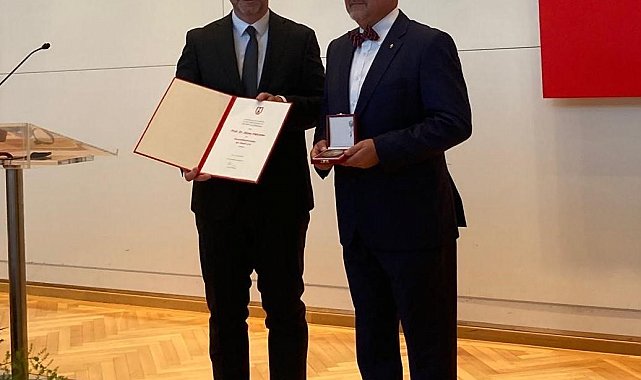 ESOGÜ Hukuk Fakültesi Öğretim Üyesi Prof. Dr. Alpay Hekimler'e 'İnsanlığa Hizmet Madalyası'