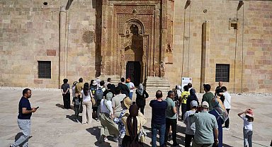 Esrarengiz gölgeleri görmek isteyenler 8 asırlık camiye akın etti