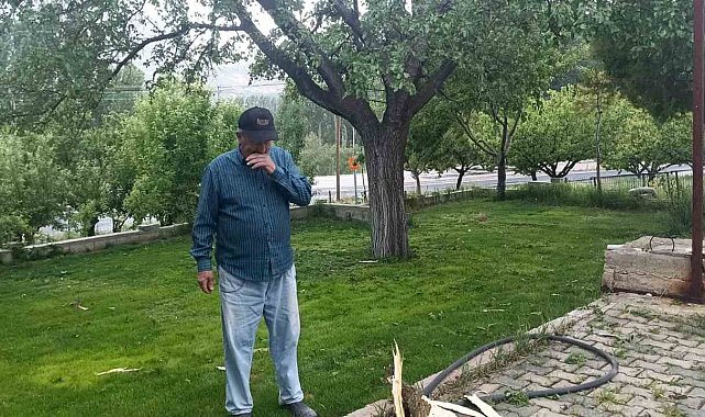 Evin bahçesine düşen yıldırım paniğe neden oldu