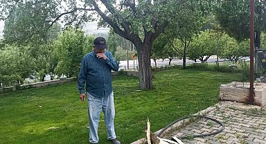 Evin bahçesine düşen yıldırım paniğe neden oldu