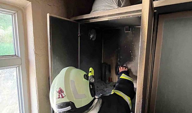 Evin mutfağında çıkan yangın paniğe neden oldu