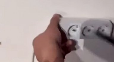 Evini aparta çevirip, prizlere gizli kamera yerleştirdi