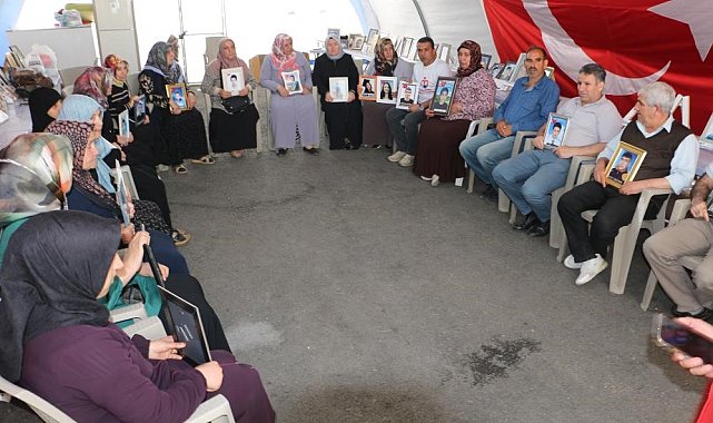 Evlat nöbetindeki anne: "Barışı duyduğumuzdan beri ayaklarımız yerden kesilmiş. Gece uyuyamıyoruz"