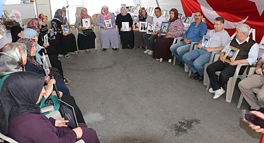 Evlat nöbetindeki anne: "Barışı duyduğumuzdan beri ayaklarımız yerden kesilmiş. Gece uyuyamıyoruz"