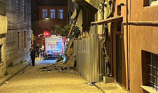 Fatih'te 2 katlı metruk bina çöktü