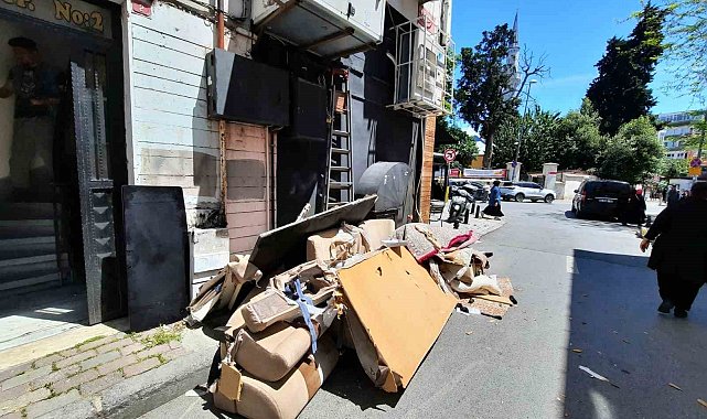 Fatih'te "kontrolsüz taşınma" kamerada: Eşyalarını 3. kattaki camdan böyle attı