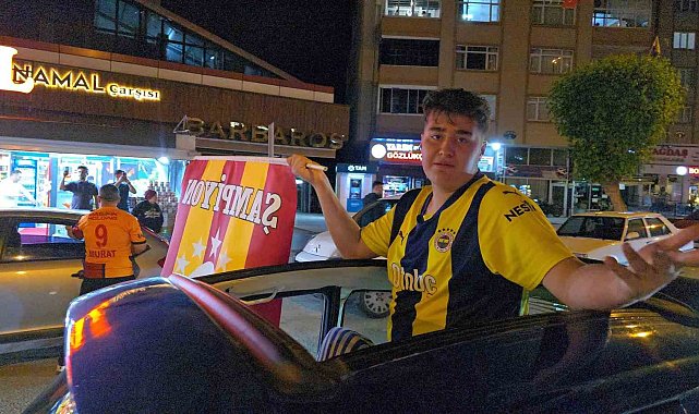 Fenerbahçe forması ile Galatasaray'ın şampiyonluğunu kutladılar