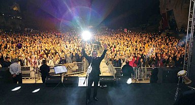 Ferhat Göçer Afyonkarahisar'da sahne aldı