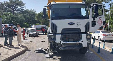 Fethiye'de kamyonet ile kamyon çarpıştı; 2 yaralı