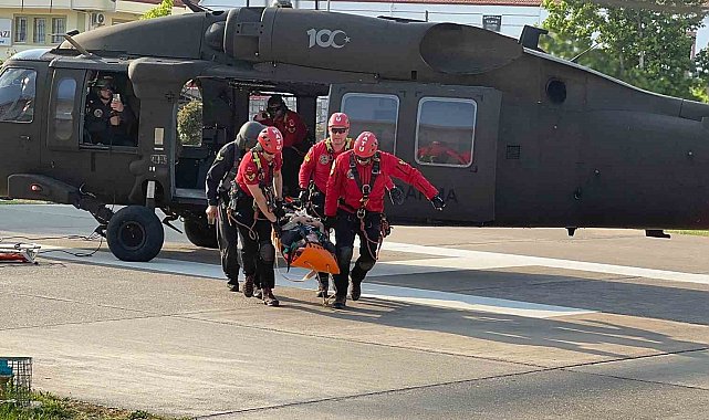 Fethiye'de paraşütle kayalıklara düşen turist askeri helikopterle kurtarıldı