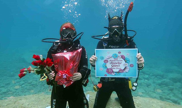 Fethiyeli dalgıçlardan deniz altında Anneler Günü kutlaması