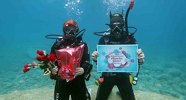Fethiyeli dalgıçlardan deniz altında Anneler Günü kutlaması