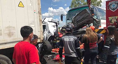 Filipinler'de yolcu otobüsü gişelerde bekleyen araçlara çarptı: 10 ölü