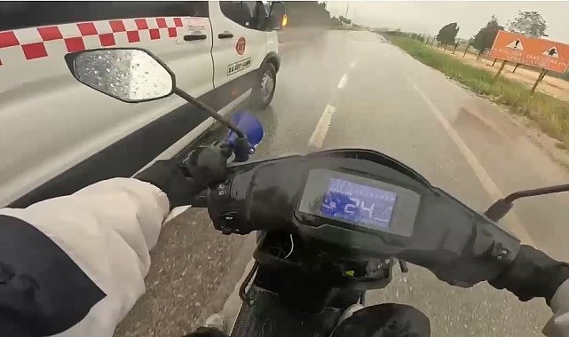 Fırtınadan etkilenen motosiklet sürücüsünün imdadına minibüsçü yetişti