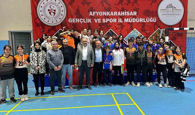 Floor Curling müsabakalarında gençler kıyasıya yarıştı