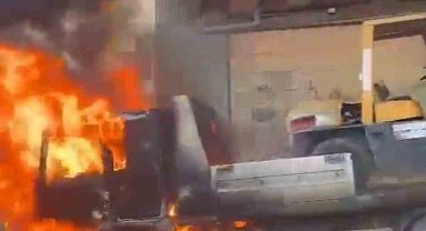 Forklift taşıyan kamyon alevlere teslim oldu