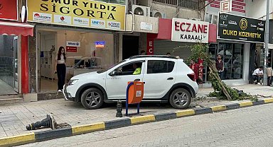 Fren yerine gaza basınca kaldırıma çıktı