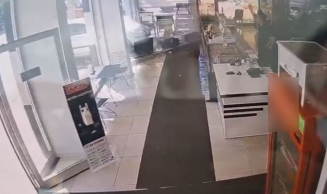 Fren yerine gaza bastı, kasap dükkanına daldı