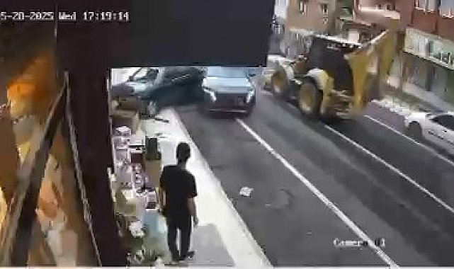 Freni arızalanan kepçe, 4 araca çarptı