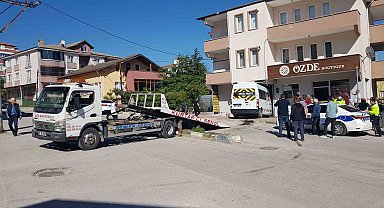 Frenleri tutmayan öğrenci servisi iş yerine daldı: Faciadan dönüldü