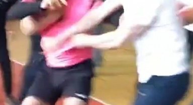 Futsal turnuvası boks ringine döndü: Hakem ve öğretmen arasında kavga anı kamerada