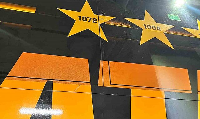 Galatasaray otobüsüne taşlı saldırı