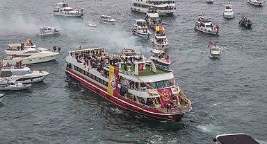 Galatasaray'da kutlamalar üstü açık otobüs turuyla başladı