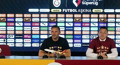 Galatasaraylı futbolculardan basın toplantısında sulu kutlama