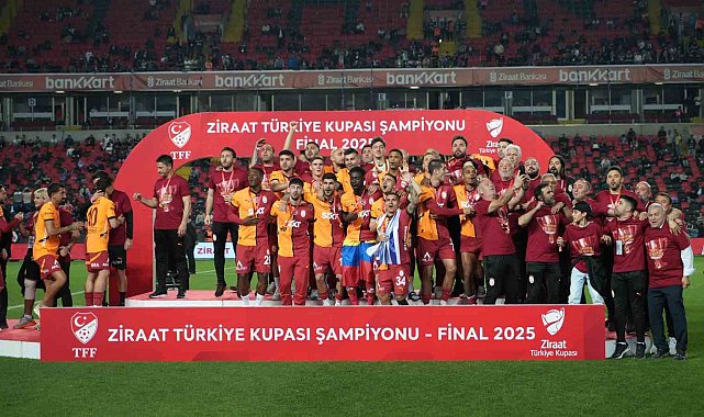 Galatasaraylı oyuncular Türkiye Kupası'nı kaldırdı, coşku zirveye ulaştı
