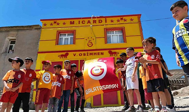 Galatasaraylı taraftar evinin dış cephesini sarı-kırmızıya boyatıp, Osimhen ve 5. yıldızı ekledi
