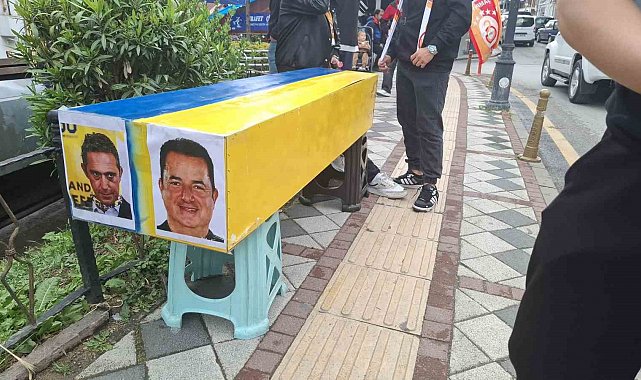 Galatasaraylı taraftarlar sarı-lacivert renkli tabutla yürüdü