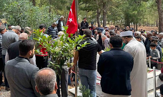 Gara şehidinin vefat eden annesi, oğlunun yanına defnedildi