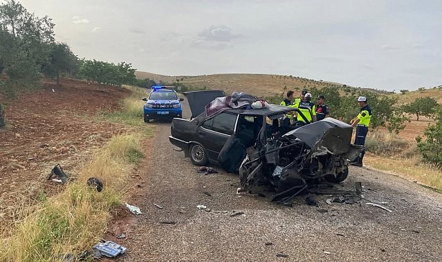 Gaziantep'te iki otomobil kafa kafaya çarpıştı: 1'i ağır 8 yaralı